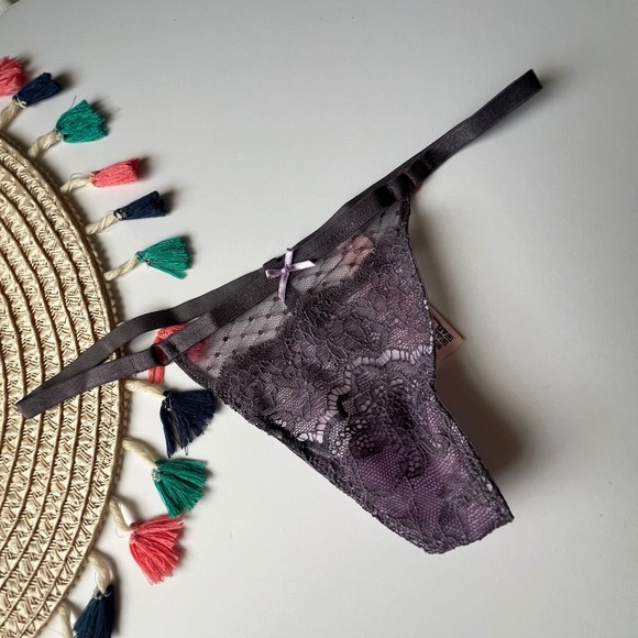 Victoria's Secret Dream Angels Lace & Mesh V-String Panty Tornado XS NEW - Picture 2 of 3